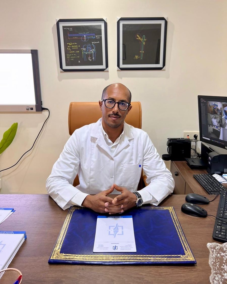 Dr Rachid Ait Mouha, chirurgien orthopédiste à El Jadida, dans son cabinet